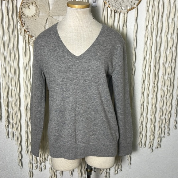 Vince V-Neck Gray Cashmere Long Sleeve Sweater Size XS - Picture 1 of 10